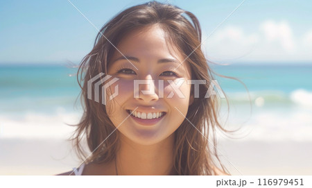 海を背景に笑顔の若い女性サーファー 116979451