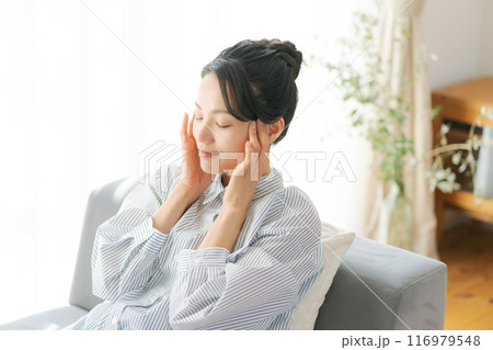 体調不良の30代女性 116979548