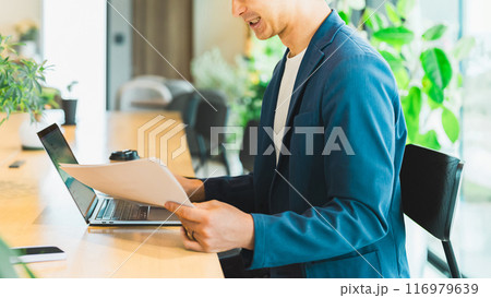 ノートパソコンを使って仕事をする日本人男性ビジネスマン ノートパソコンを使って仕事をする日本人男性ビジネスマン 116979639