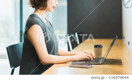 デスクワークをする笑顔の日本人ビジネスウーマン 116979644