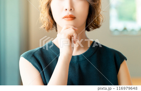 考えごとをする若い日本人女性 考えごとをする若い日本人女性 116979648