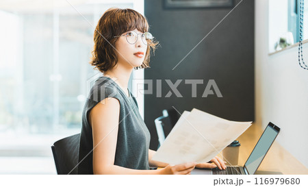 デスクワークをする笑顔の日本人ビジネスウーマン デスクワークをする笑顔の日本人ビジネスウーマン 116979680