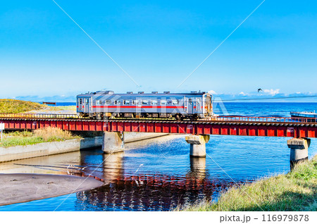 北海道 釧網本線　早朝の鉄橋を渡るキハ54 （浜小清水－止別） 116979878