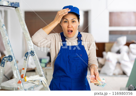 Female builder is unhappy with the money received for work done 116980356