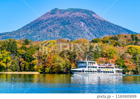 北海道 紅葉の雄阿寒岳と阿寒湖 北海道 紅葉の雄阿寒岳と阿寒湖 116980999