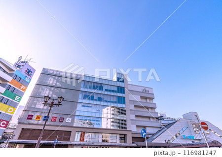 日本の茅ヶ崎都市景観 東海道本線と相模線の2路線が乗り入れている茅ケ崎駅（南口）＝令和6年7月21日 116981247
