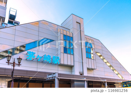 日本の茅ヶ崎都市景観 東海道本線と相模線の2路線が乗り入れている茅ケ崎駅（南口）＝令和6年7月21日 116981256