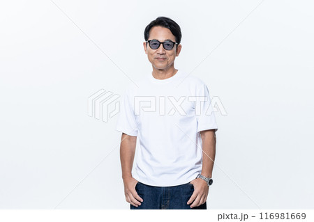 サングラスのミドルの男性 サングラスのミドルの男性 116981669