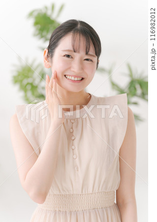頬に手を当てる若い女性 116982012