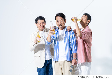 ビールを飲んで楽しいミドルシニアの男性 116982077