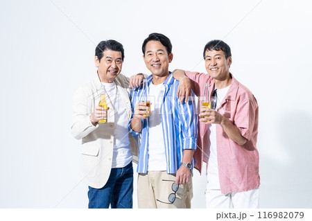 ビールを飲んで楽しいミドルシニアの男性 ビールを飲んで楽しいミドルシニアの男性 116982079