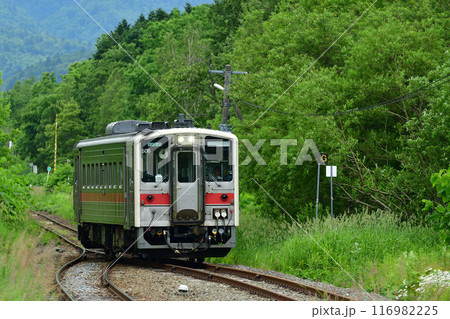 天塩中川駅に到着するキハ54の普通列車 116982225