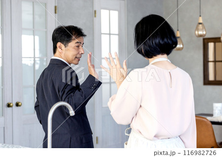 朝のいってらっしゃい ミドル夫婦 朝のいってらっしゃい ミドル夫婦 116982726