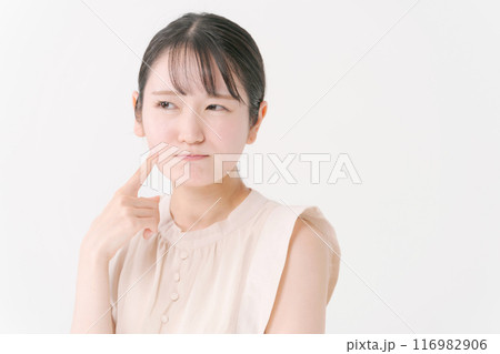 肌トラブルに悩む女性 肌トラブルに悩む女性 116982906