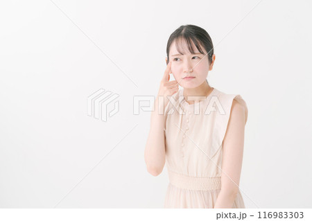 目の調子が悪い女性 116983303