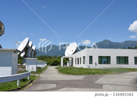 国立天文台 野辺山宇宙電波観測所の施設と八ヶ岳 116983382