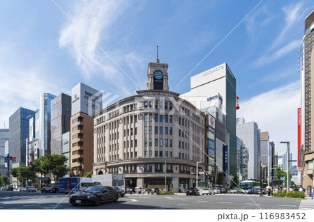 【都市景観】銀座四丁目交差点から見た街並み 【都市景観】銀座四丁目交差点から見た街並み 116983452