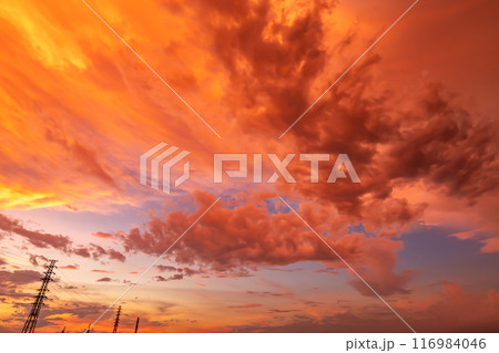 雷雨の後の夕焼け空と立ち並ぶ送電鉄塔　広角 暖色 116984046