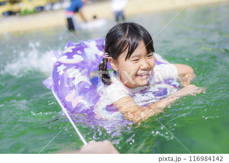 夏休みに海水浴をして遊ぶ女の子 116984142