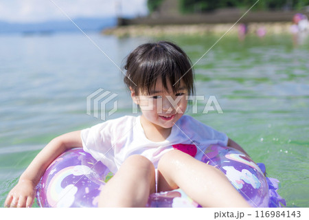 夏休みに海水浴をして遊ぶ女の子 116984143