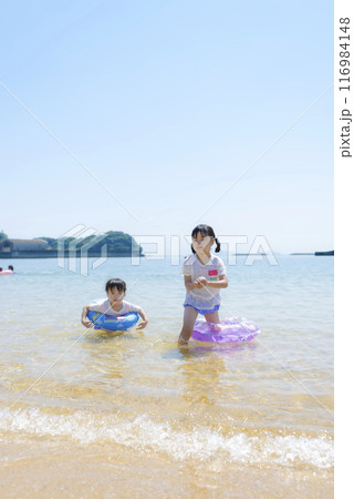 夏休みに海水浴場で遊ぶ姉妹 116984148