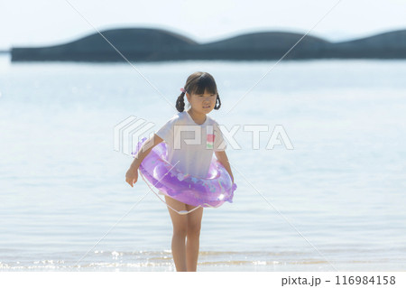 夏休みに海水浴をして遊ぶ女の子 夏休みに海水浴をして遊ぶ女の子 116984158