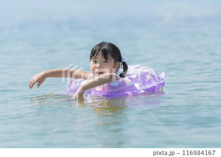 夏休みに海水浴をして遊ぶ女の子 夏休みに海水浴をして遊ぶ女の子 116984167