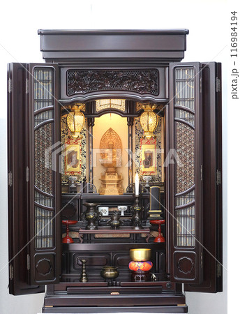 唐木仏壇に飾られた禅宗の仏具 先祖供養の終活イメージ1 116984194