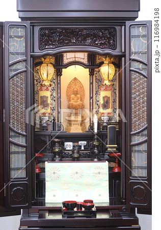 唐木仏壇に飾られた禅宗の仏具 先祖供養の終活イメージ5 唐木仏壇に飾られた禅宗の仏具 先祖供養の終活イメージ5 116984198