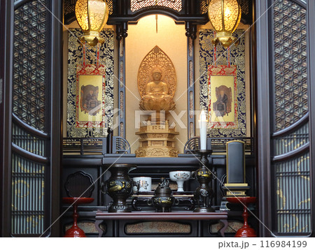 唐木仏壇に飾られた禅宗の仏具 先祖供養の終活イメージ6 唐木仏壇に飾られた禅宗の仏具 先祖供養の終活イメージ6 116984199