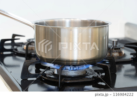 ガスコンロで料理中の手鍋 116984222