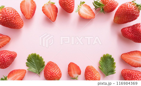 フレッシュな苺がまるく並んだイラスト 中央にコピースペースのあるフレーム 背景素材 フレッシュな苺がまるく並んだイラスト 中央にコピースペースのあるフレーム 背景素材 116984369
