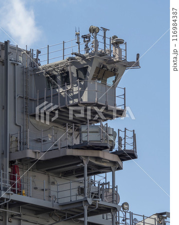 横に張り出したアメリカ級強襲揚陸艦の艦橋 116984387