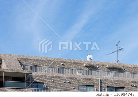 集合住宅に設置された衛星波及び地上波用受信アンテナ 集合住宅に設置された衛星波及び地上波用受信アンテナ 116984745