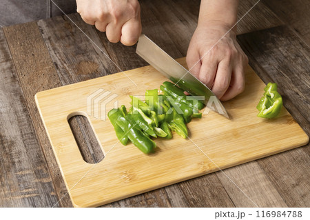 キーマカレーを作る　野菜を切る　　野菜のみじん切り　 116984788