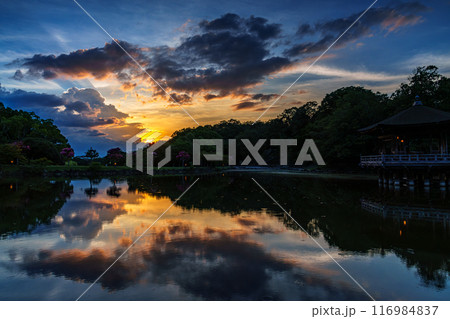 2024年夏奈良公園鷺池浮見堂の夕景 西の空を染める黄金色の夕日と夕日に照らされる暗雲① 2024年夏奈良公園鷺池浮見堂の夕景 西の空を染める黄金色の夕日と夕日に照らされる暗雲① 116984837