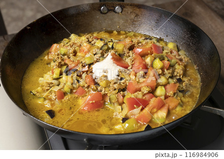 キーマカレーを作る　野菜と挽肉を炒め味付けをする 116984906