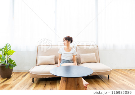 ソファでくつろぐ部屋着の女性/休日の朝/リラックス 116985089
