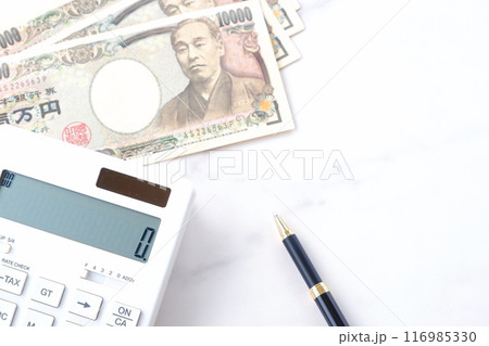 福沢諭吉の肖像の一万円紙幣と電卓、ペン 福沢諭吉の肖像の一万円紙幣と電卓、ペン 116985330