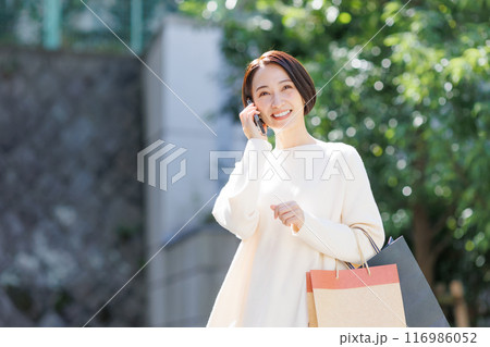 ショッピングバッグを持った女性 ショッピングバッグを持った女性 116986052