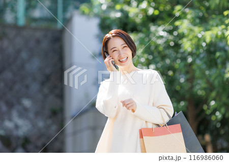 ショッピングバッグを持った女性 116986060