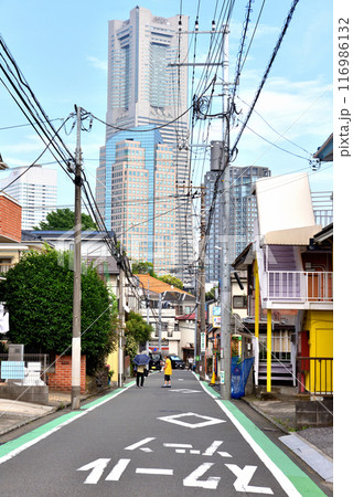 横浜戸部住宅街からのランドマークタワーの眺め 116986132