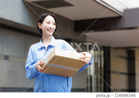 宅配をする女性 宅配をする女性 116986398