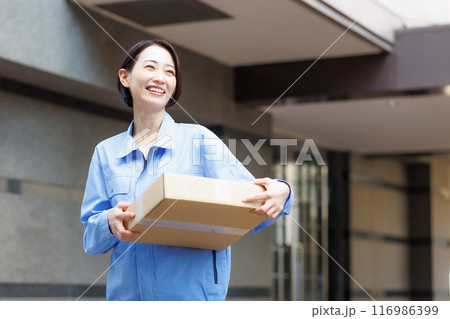 宅配をする女性 116986399