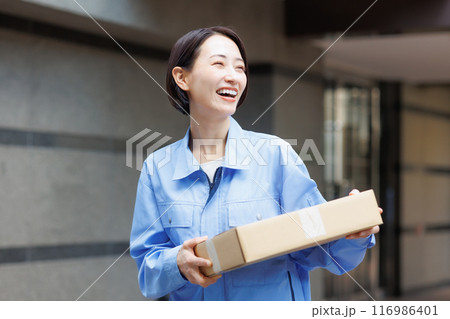 宅配をする女性 宅配をする女性 116986401
