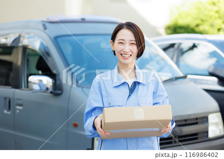 宅配をする女性 116986402