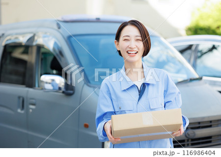 宅配をする女性 116986404