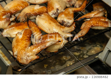 家庭の魚焼きグリルで焼いている手羽先 家庭の魚焼きグリルで焼いている手羽先 116986482