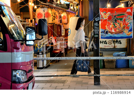銀座みゆき通りガード下にとまる酒屋のトラックと女性 116986914
