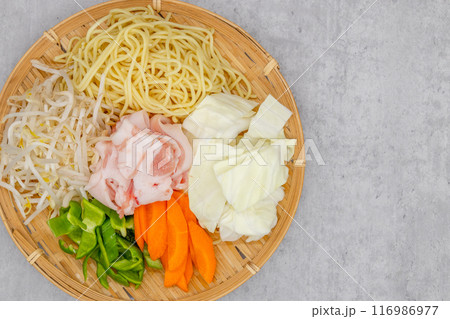 焼きそばの材料がざるに乗っている 俯瞰写真 焼きそばの材料がざるに乗っている 俯瞰写真 116986977